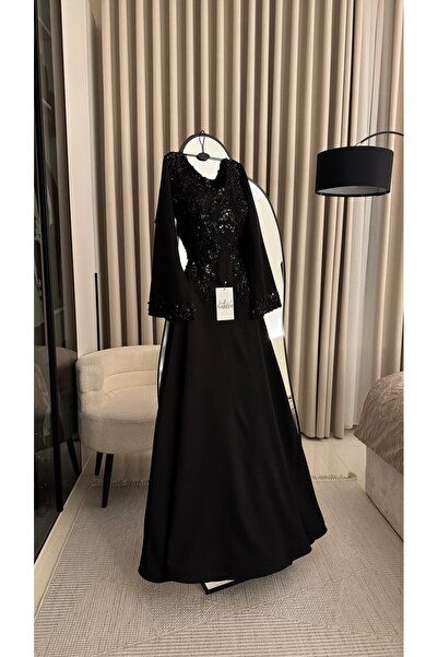 Nareen Fashion A long black evening dress with an elegant and sophisticated d...