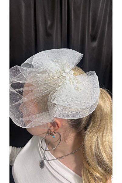 Bridal Luxe قبعة زفاف بيضاء مع تفاصيل الزهور واللؤلؤ.