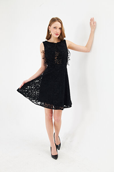 Rora Rochie de cocktail fără mâneci cu detalii din dantelă neagră – croială î...