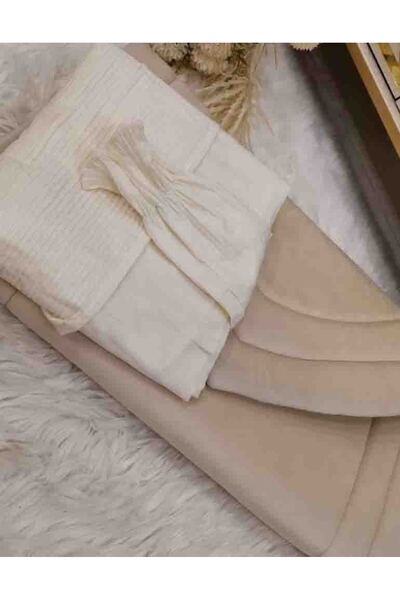 Gerenic A prayer set consisting of a prayer rug and a prayer sheet.