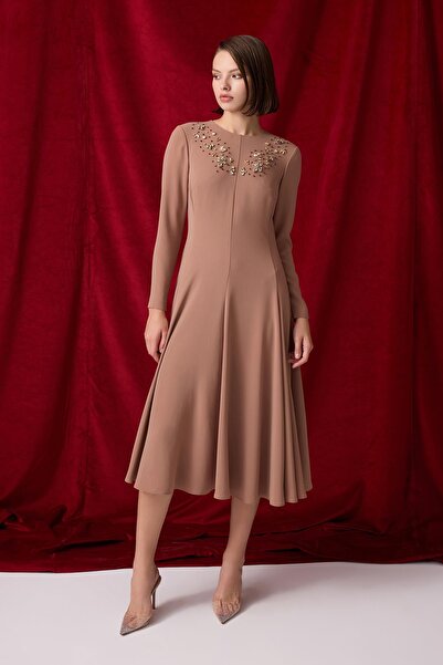 Jus De Pommes BEJ TAŞ İŞLEMELİ UZUN KOLLU KLOŞ MİDİ BOY ELBİSE