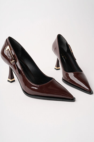 bakacstore Women's brown heeled shoes with gold buckle detail