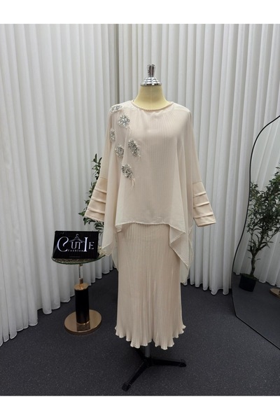Cutie طقم نسائي أنيق بلون أوف وايت بتصميم كاب مزخرف وتنورة بليسيه راقية – منا...
