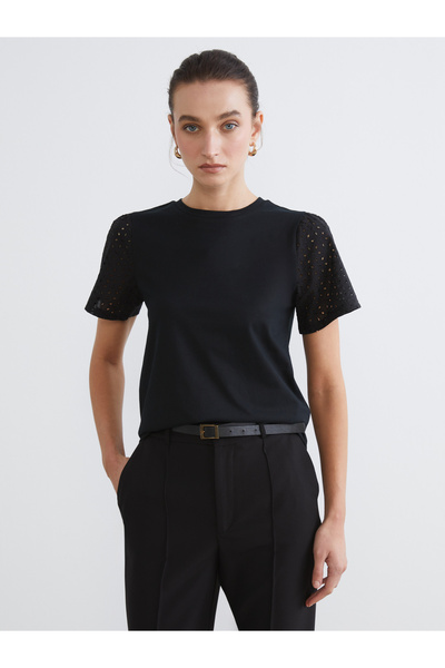 LC Waikiki بلوزة برقبة دائرية مزينة بالدانتيل