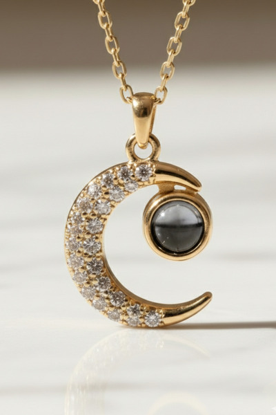 Rua Jewelry قلادة من الفولاذ مكتوب عليها I Love You بـ 100 لغة مع شكل القمر ب...