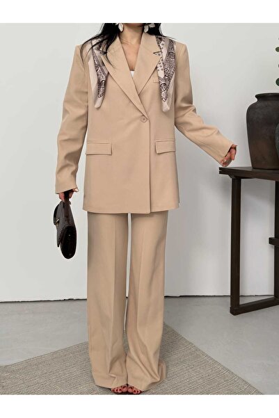 MYGİYİMİSTANBUL A Stylish Jacket-Pants Set with a Patterned Scarf on the Shou...