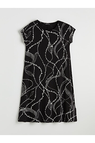 LC Waikiki Μαύρο φόρεμα με λαιμόκοψη ποδηλάτου σε σχέδιο Με σχέδιο από την GÜ...