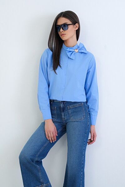 Trend Alaçatı Stili Bluză de damă, albastră, cu guler înalt, cu detaliu fundă...