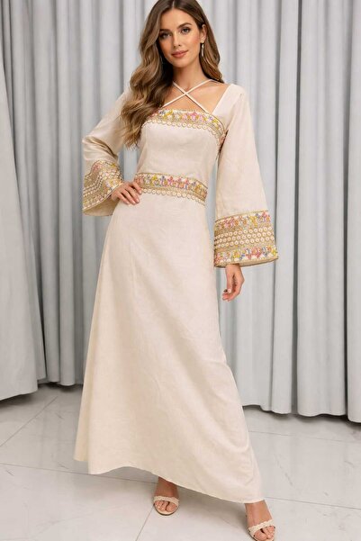 hawaa closet An elegant dress in a soft cream color, featuring luxurious mult...