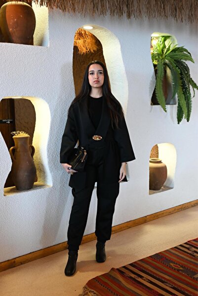 ÖZEL DİKİM SİYAH BROŞ DETAYLI TAKIM