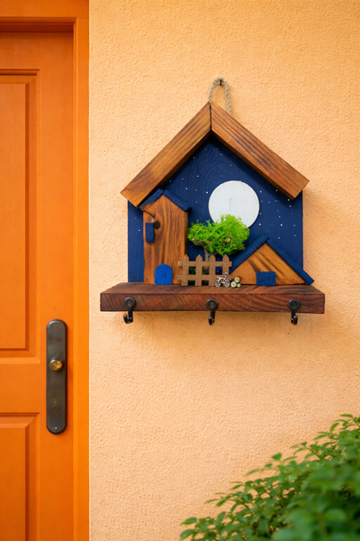 Anı_Atölye حامل مفاتيح جداري خشبي مزخرف بتصميم منزلي مع 3 خطافات/30x20 سم