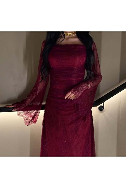 Model Leyna Classic red lace evening dress