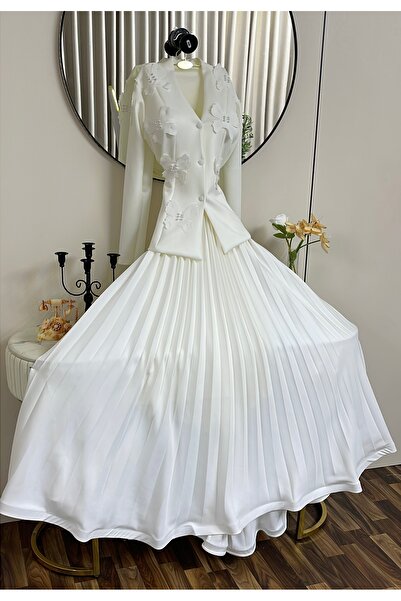 Viola2026 A sophisticated white dress with an elegant design that combines si...