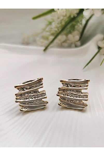 Halley Concept Gold detailed asymmetric pearlescent white earrings