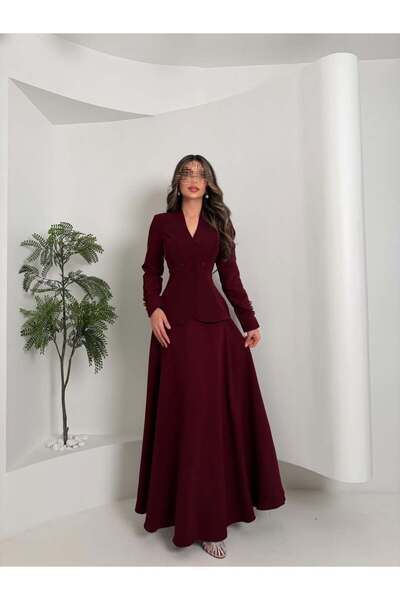 Viola2026 Elegant long dress in a rich burgundy color, classic design with a ...