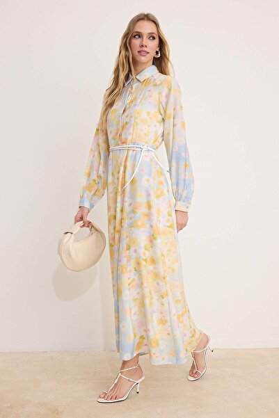 Trendyol Modest فستان حجاب منسوج بنقشة الزنبق باللون الأزرق الفاتح TCTSS26EB0...