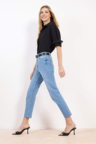 Trendyol Collection Blaue, hochtaillierte, weniger elastische Mom-Jeans mit C...