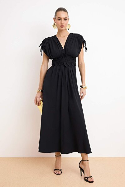 ترينديول كوليكشن فستان سهرة أنيق من البوبلين باللون الأسود مع تفاصيل زهور ثلا...