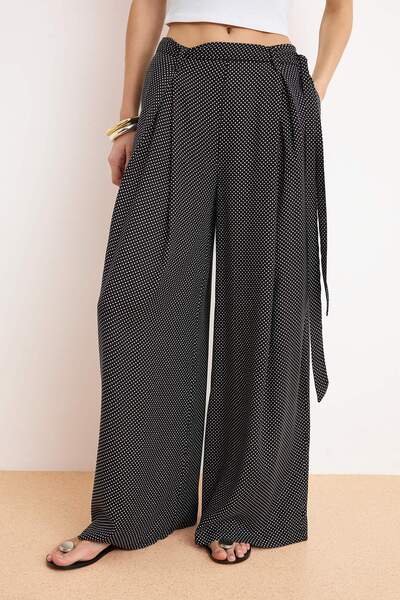 Trendyol Kollektion Schwarze, gepunktete Viskose-Hose mit weitem Bein und loc...