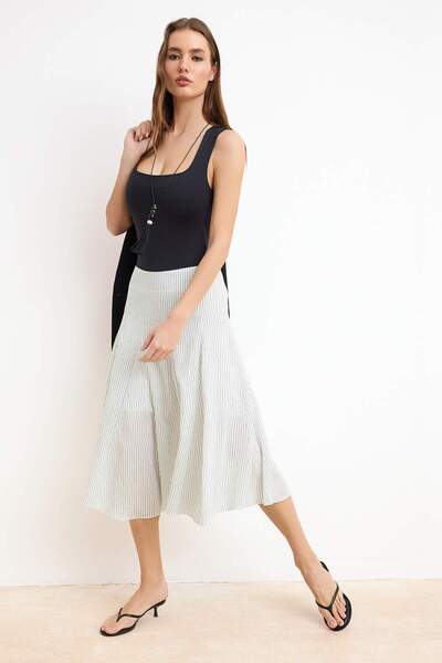 Trendyol Collection Fustă midi evazată cu dungi albe și căptușeală TWOSS26ET0...