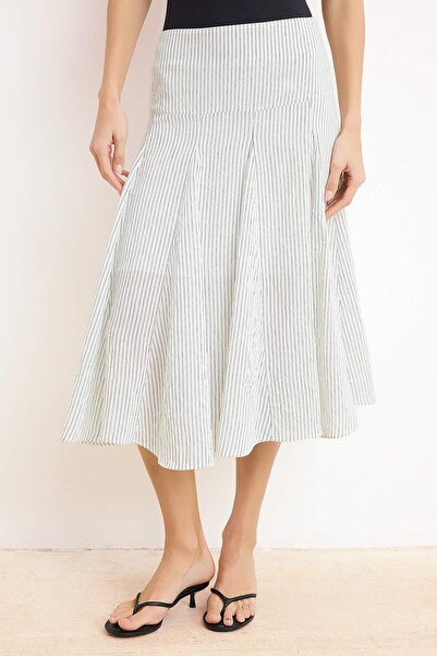 Συλλογή Trendyol Λευκή ριγέ φούστα μίντι με φόδρα και φαρδύ γιακά TWOSS26ET00073