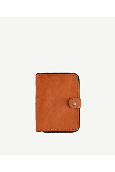 Yargıcı Washable Leather Wallet with Closure Detail