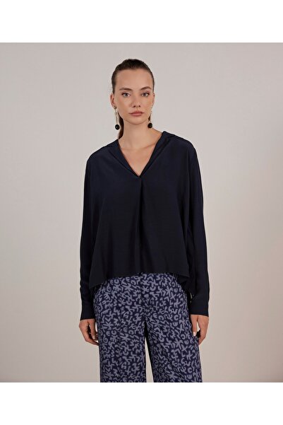 Yargıcı Arka Detaylı Bluz