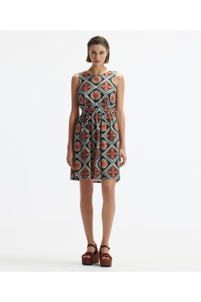 Yargıcı Kolsuz Bisiklet Yaka Sırt Dekolteli Kısa Elbise