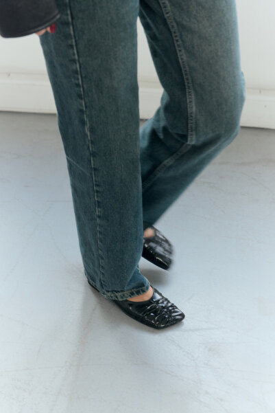 LUTVELIZADE Babet 2601 - Küt Burun Büzgülü Siyah Kadın Babet