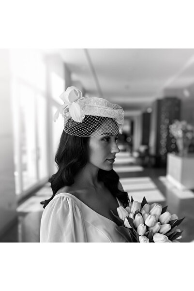 Lily and Bride إكسسوارات شعر العروس من الساتان والدانتيل، قبعة زفاف بيضاء، غط...