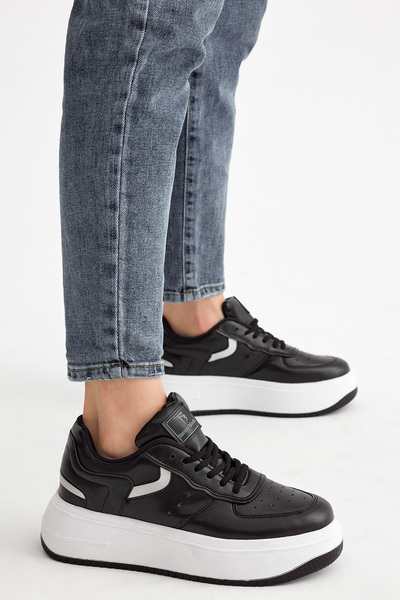 Tonny Black Γυναικεία ασπρόμαυρα άνετα αθλητικά παπούτσια με ψηλή σόλα με κορ...