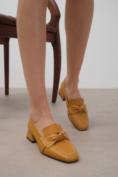 Mio Gusto Viola Mustard Color Blunt Toe Women's Low Heel Shoes