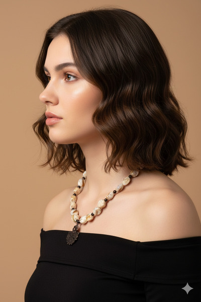 PETEK AKSESUAR BAKIR RENK ÇİÇEK DETAYLI AKRİLİK KOLYE