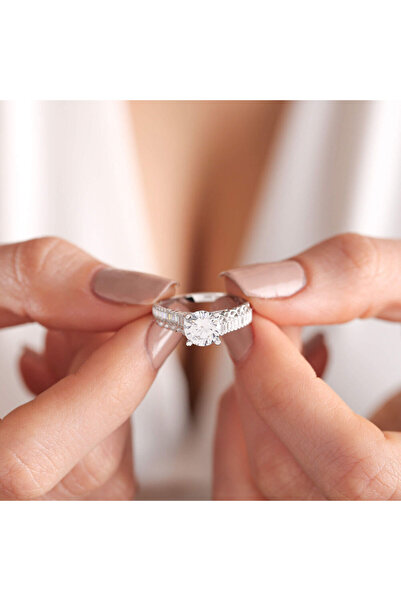 Sembol Gold Beyaz Altın Tektaş Yüzük Baget Kenar Sonsuzluk Tasarım