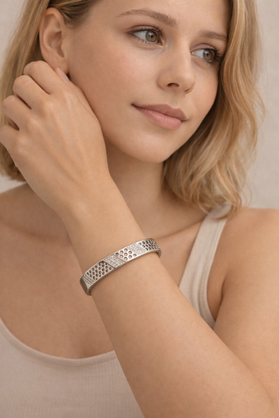 Kutcha Accessories سوار من الفولاذ الفضي اللون مع تفاصيل حجرية ونمط مثقب