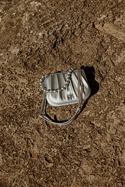 Zühre حقيبة يد وكتف فضية بتفاصيل خرزية وحزام سلسلة Z0030