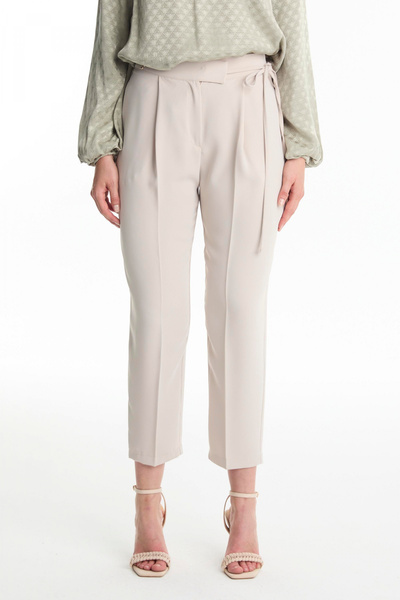 Zühre بنطلون بيج بتفاصيل حزام مطوي 0229