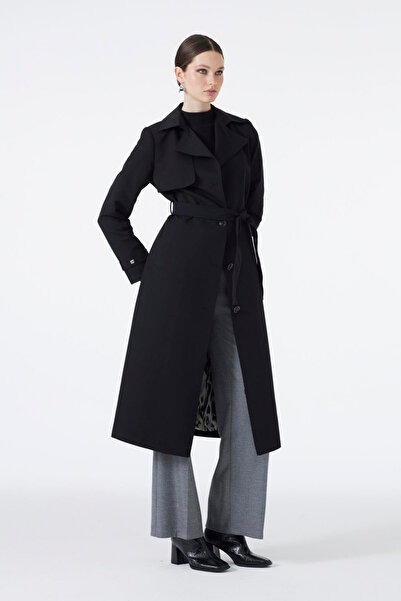 Zühre معطف أسود بياقة مزدوجة وأكمام مطرزة 13724