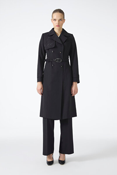 Zühre معطف أسود مزين بحزام مع تفاصيل مطرزة 13812