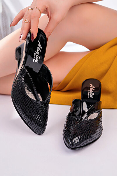 Akgün Terlik شبشب منزلي أنيق للنساء باللون الأسود على شكل ثعبان (اطلب مقاسًا ...