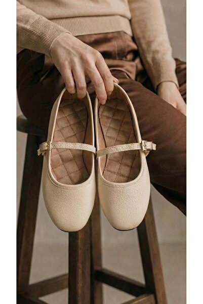 Beyond حذاء باليرينا نسائي من الجلد باللون البيج مع إبزيم، ارتفاع 1 سم BYNDVB01