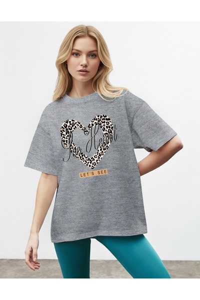 caddekombin Дамска сива тениска с леопардов принт на сърце и велосипедна яка