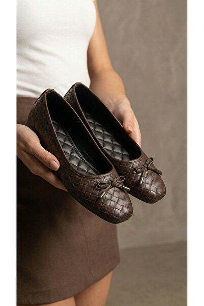 Beyond Γυναικεία παπούτσια μπαλαρίνας με καφέ φιόγκο και πλεκτό σχέδιο 1cm BY...