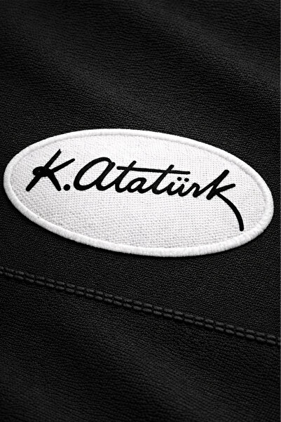 Üniformanya شعار مصطفى كمال أتاتورك المميز على خلفية بيضاء