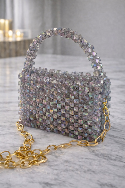 Takkı by Handan Kristal boncukla örülmüş çanta.