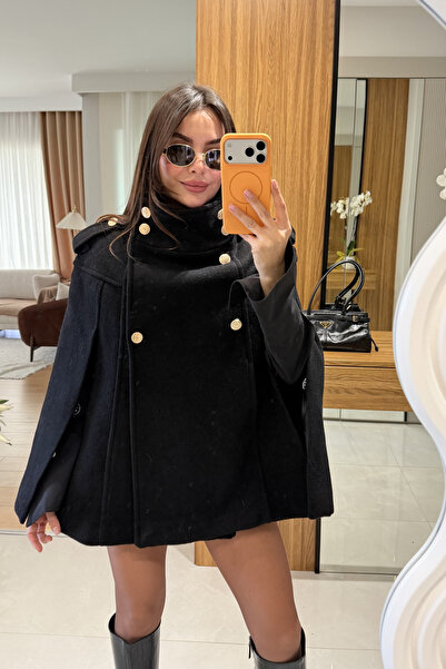 Gizem Ecemiş Dolgen Siyah Gold Düğmeli Kaşe Panço