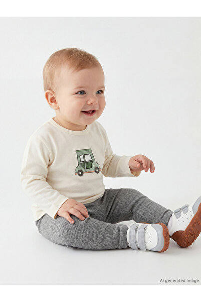 LC Waikiki مجموعة ميرال: تي شيرت وبنطلون ضيق للأطفال الذكور مطرز باللون الإكرو