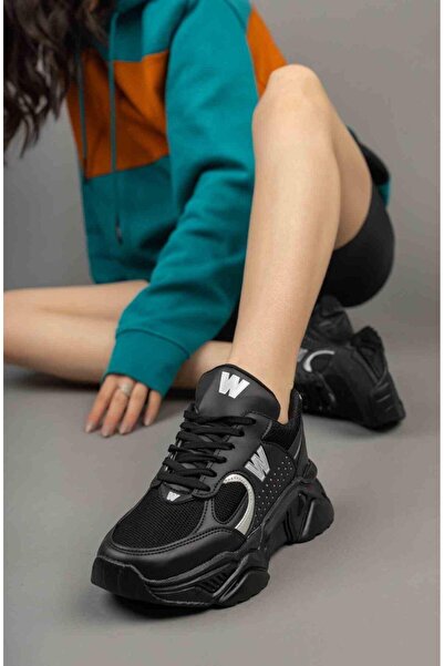 guijarro Women's Black Sneaker