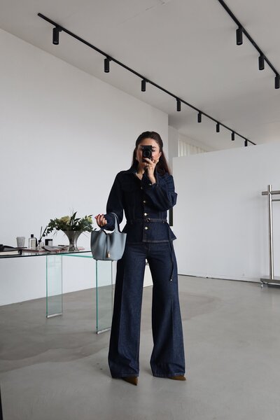 Özge Özgenç Kontrast Dikişli Gold Düğmeli Denim Ceket