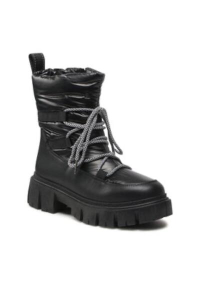 Betsy Black winter boot with thick sole and two-tone laces
